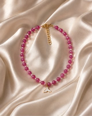 Collar rosa con colgante de cola de sirena