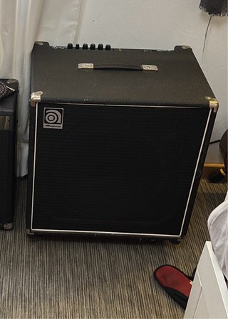 Ampeg Amplificador Bajo Negro