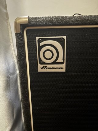 Ampeg Amplificador Bajo Negro