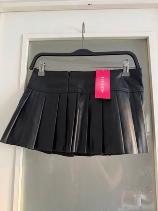 Falda pantalón negra de cuero plisada con cinturón