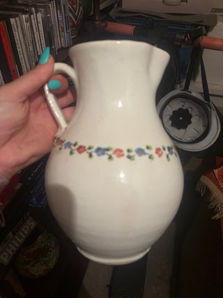 Jarra de cerámica con flores