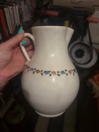Jarra de cerámica con flores