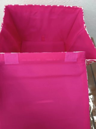 Cestas fucsia con diseño floral