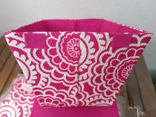 Cestas fucsia con diseño floral