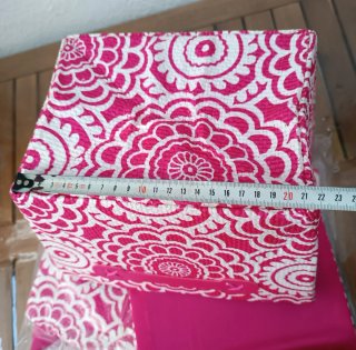 Cestas fucsia con diseño floral