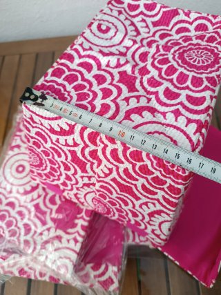 Cestas fucsia con diseño floral