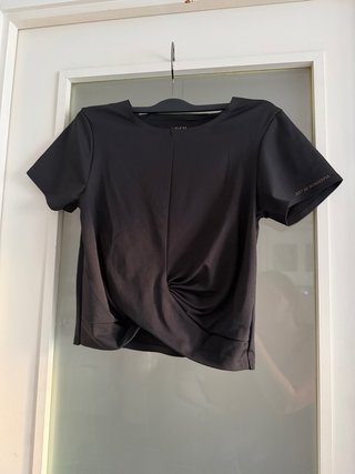 Camiseta negra con nudo frontal