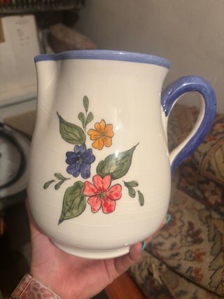 Jarra de cerámica con flores