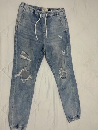 Pantalón vaquero Pull&Bear roto