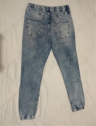 Pantalón vaquero Pull&Bear roto