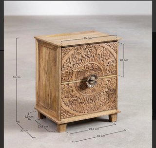 Mesita de noche de madera tallada