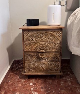 Mesita de noche de madera tallada