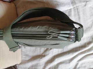 BOLSO SIN ESTRENAR TIENE ETIQUETA.