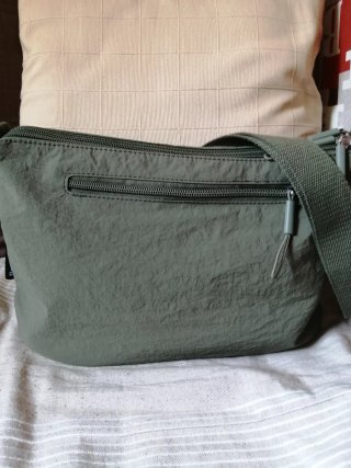 BOLSO SIN ESTRENAR TIENE ETIQUETA.