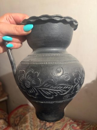 Jarra de cerámica negra decorada