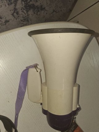 Megáfono blanco con correa