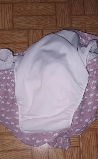 Bañador rosa con camellos blancos