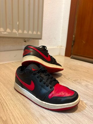 Zapatillas Jordan 1 Low Negras y Rojas