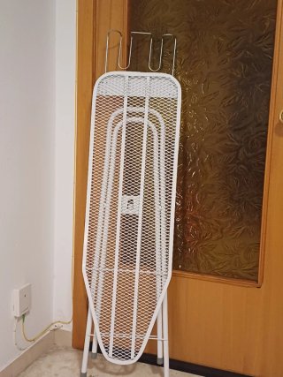 Tabla de planchar blanca sin funda.