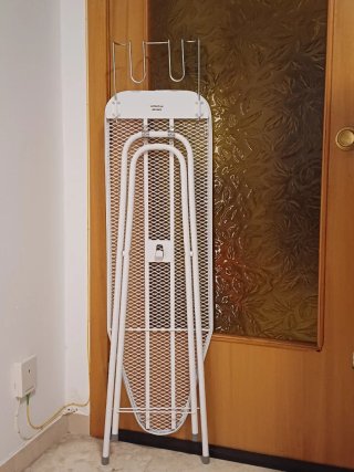 Tabla de planchar blanca sin funda.