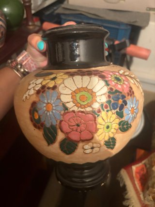 Jarrón de cerámica con flores multicolores