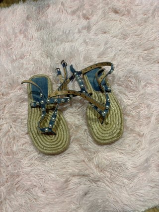 Sandalias planas con perlas y denim