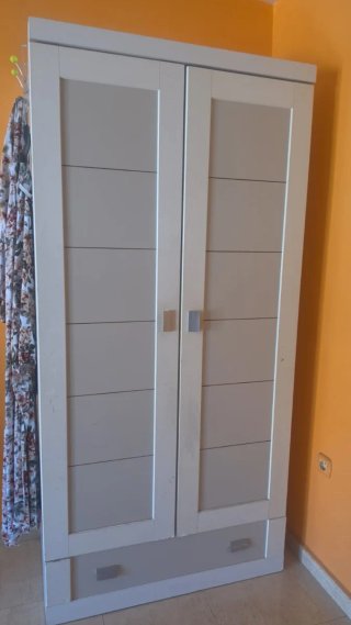 Armario blanco y naranja