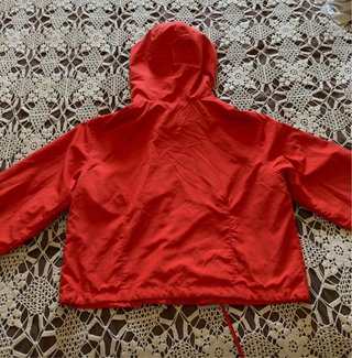 Chaqueta Deportiva Roja con Capucha