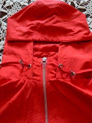 Chaqueta Deportiva Roja con Capucha