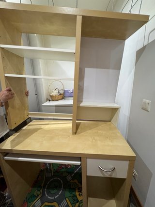 Escritorio IKEA con estantería