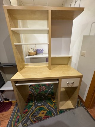 Escritorio IKEA con estantería