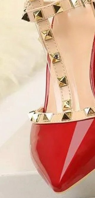 Zapatos tacón rojos con tachas doradas