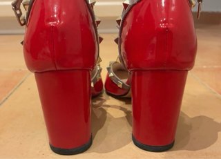 Zapatos tacón rojos con tachas doradas