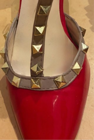 Zapatos tacón rojos con tachas doradas