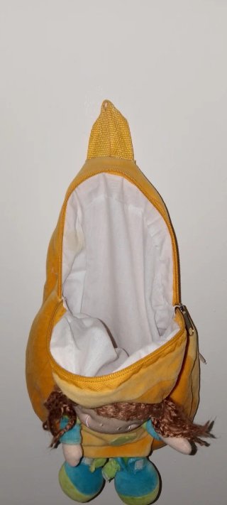 Mochila de peluche de muñeca amarilla