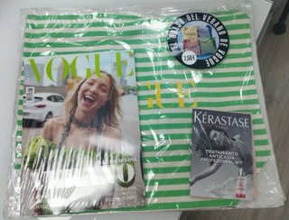 Revista Vogue agosto 2026 con bolso a rayas verde