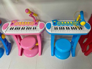 Teclado infantil con micrófono y banquito