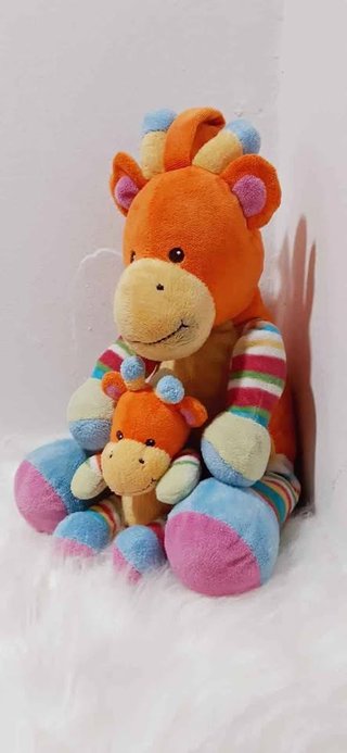 Peluche Jirafa Naranja y Bebe Rayas