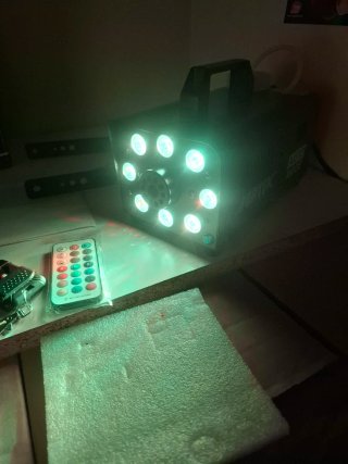 Máquina de humo AGPTEK con luces LED y control rem