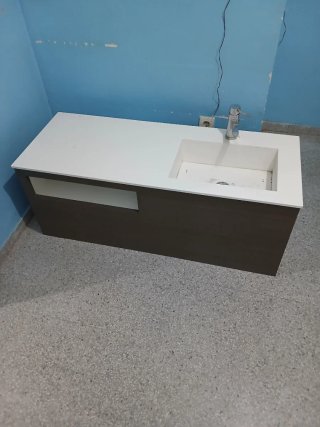 Lavabo con mueble de madera y piedra