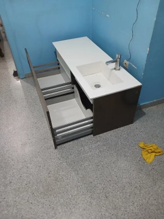 Lavabo con mueble de madera y piedra