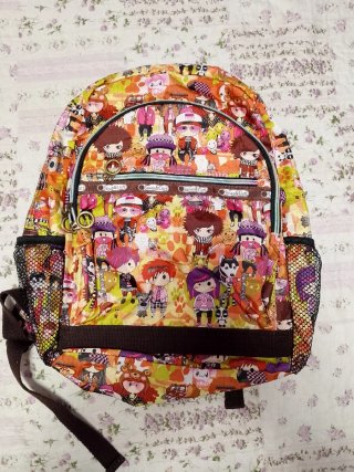 Mochila escolar con estampado de personajes