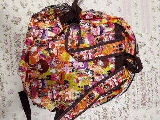 Mochila escolar con estampado de personajes