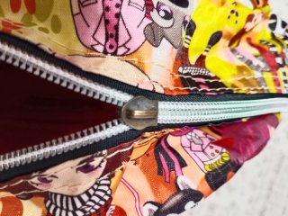 Mochila escolar con estampado de personajes
