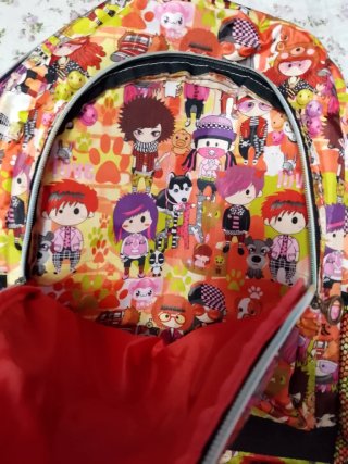 Mochila escolar con estampado de personajes