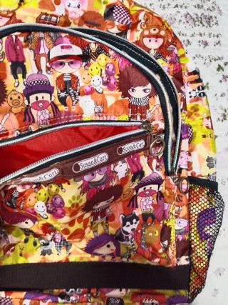 Mochila escolar con estampado de personajes