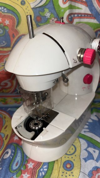Máquina de coser portátil + kit accesorios