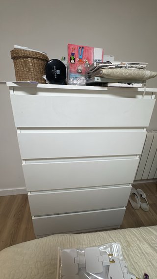 Cómoda blanca de madera y mimbre