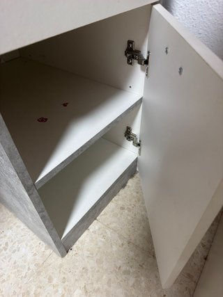 Escritorio gris y blanco