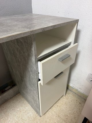 Escritorio gris y blanco